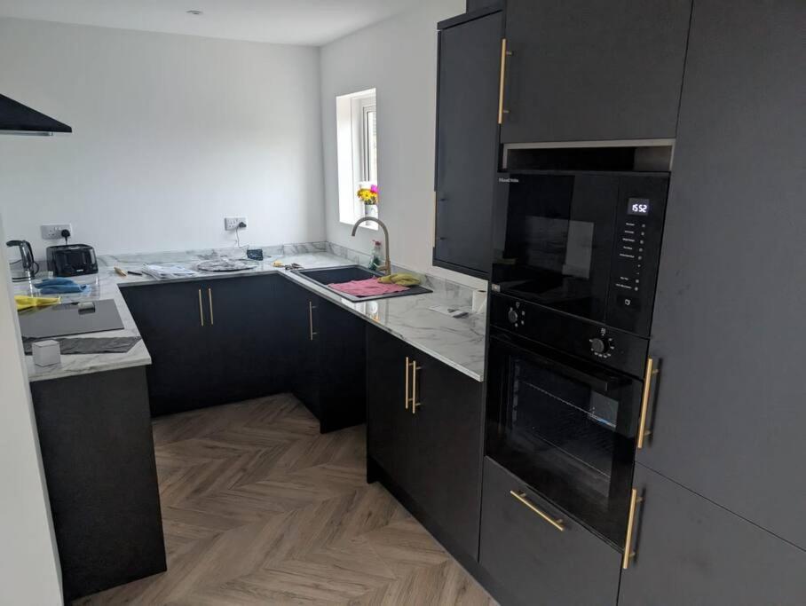 Modern 3Br Home - Private Parking - Tv In Every Bedroom Swansea Esterno foto
