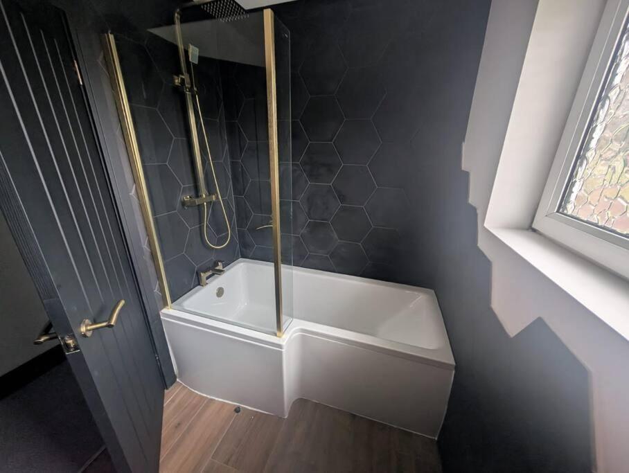 Modern 3Br Home - Private Parking - Tv In Every Bedroom Swansea Esterno foto