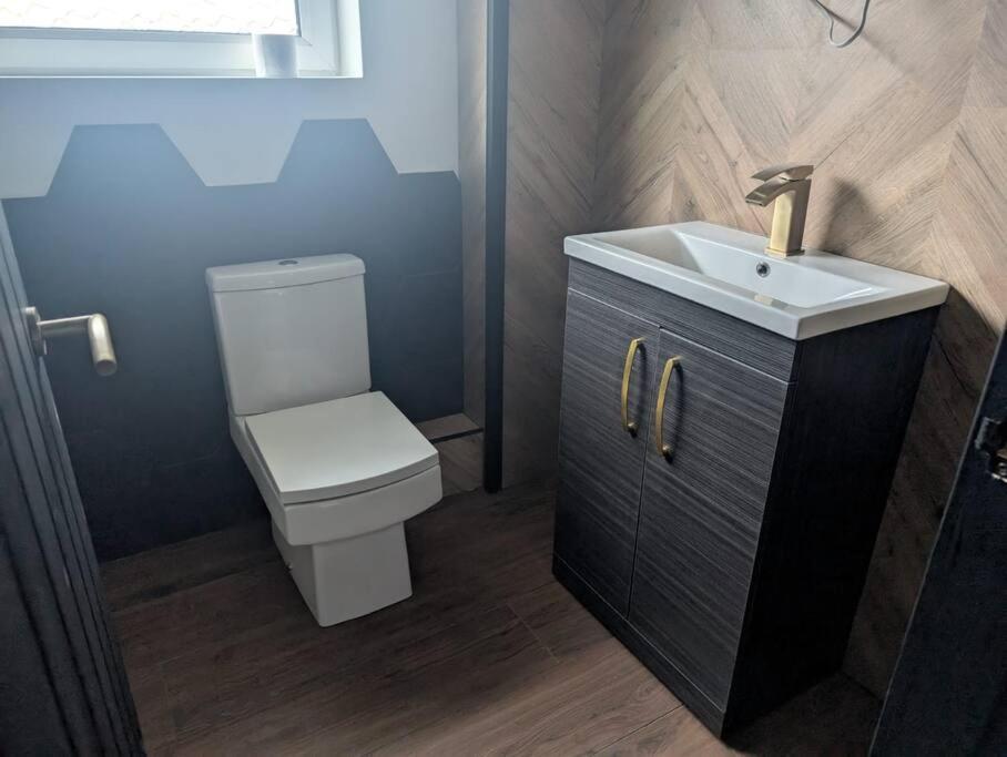 Modern 3Br Home - Private Parking - Tv In Every Bedroom Swansea Esterno foto