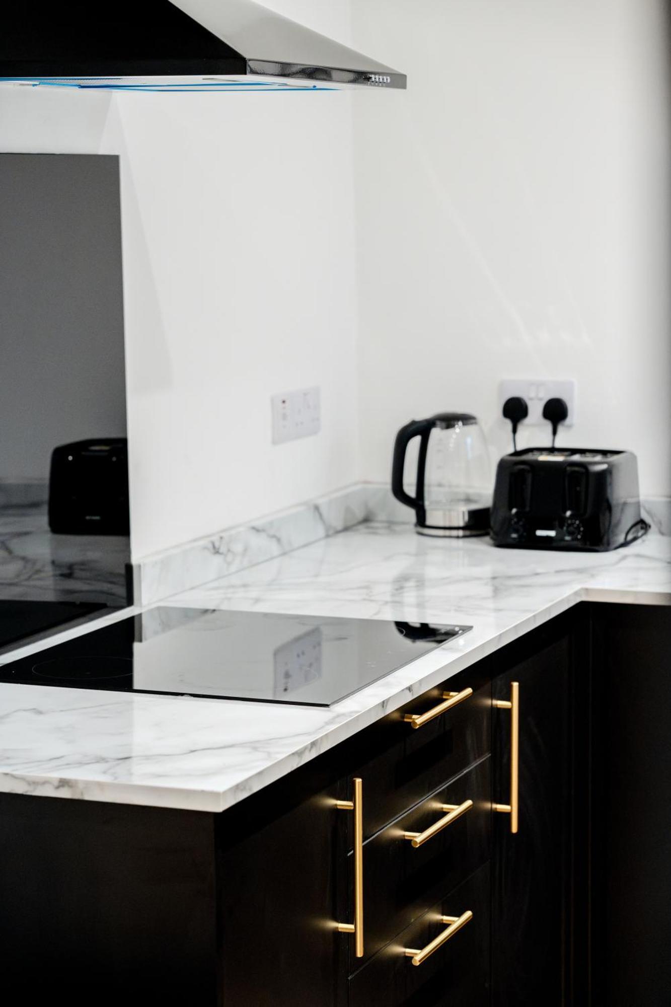 Modern 3Br Home - Private Parking - Tv In Every Bedroom Swansea Esterno foto