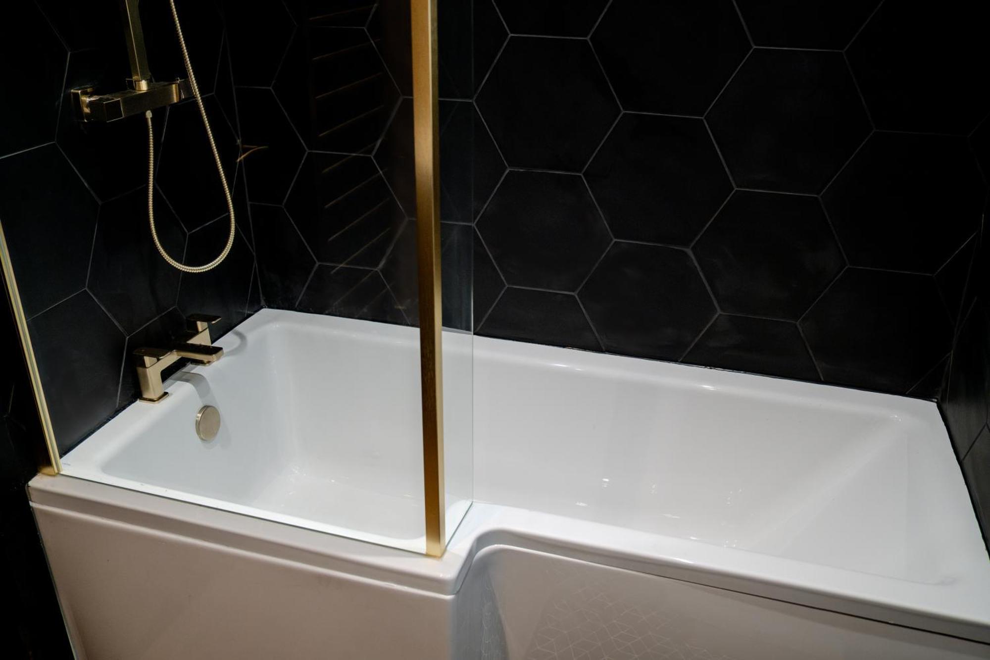 Modern 3Br Home - Private Parking - Tv In Every Bedroom Swansea Esterno foto